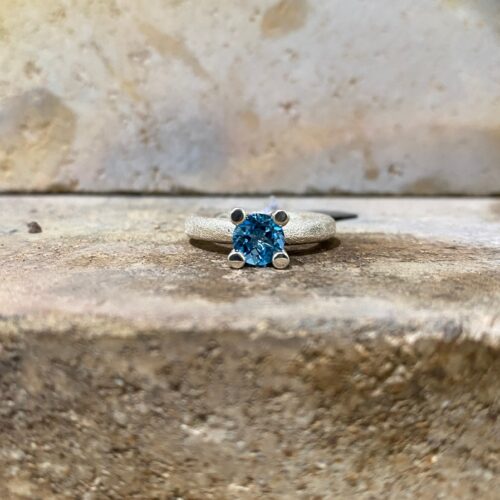 Mira Maja ring i sølv (swiss blue topas)