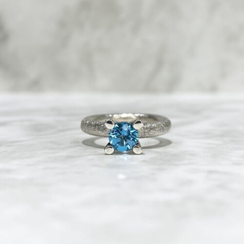 Mira Maja ring i sølv swiss blue topas