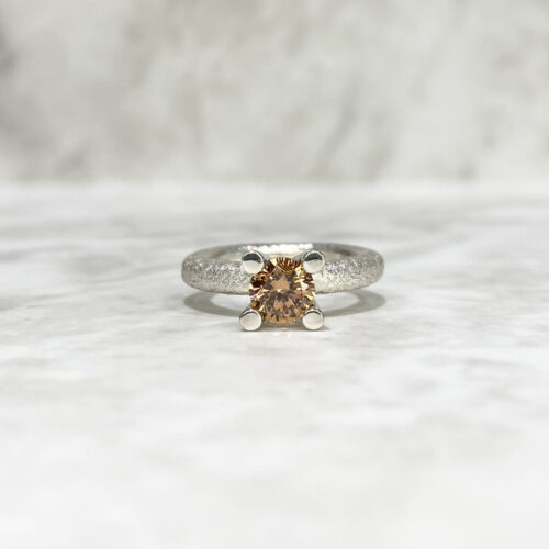 Mira Maja ring i sølv med champagne farvet fancy zirkon