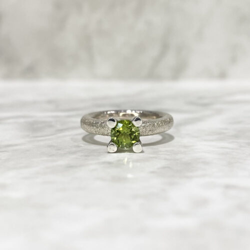Mira Maja ring i sølv med peridot