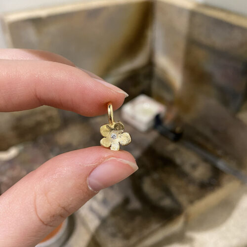 Æbleblomst vedhæng med brillant (mellem)