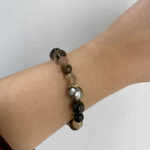 Armbånd med tahitiperler og ædelsten