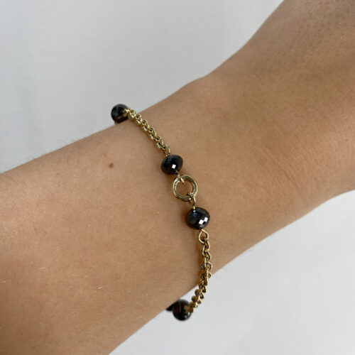 Guldarmbånd med sorte diamanter