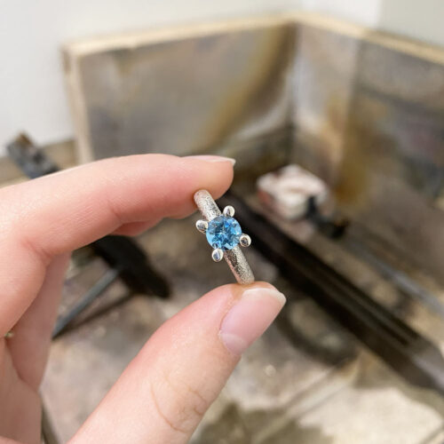 Mira Maja ring i sølv (swiss blue topas)