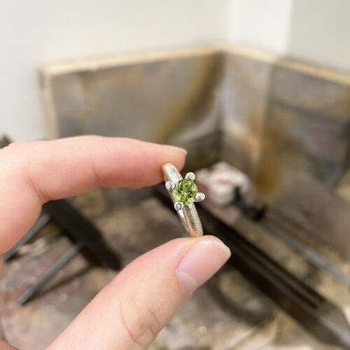 Mira Maja ring i sølv (peridot)