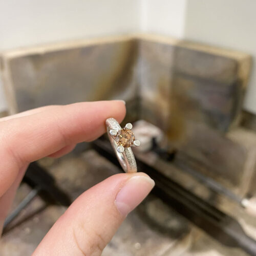 Mira Maja ring i sølv (champagne farvet fancy zirkon)