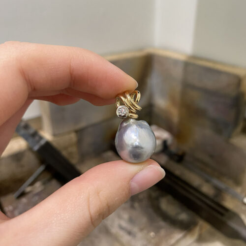 Vedhæng med tahitiperle og brillant (stor)