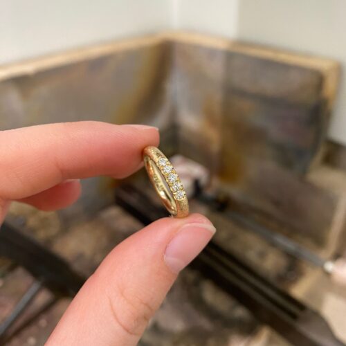 Smal guld ring med brillanter