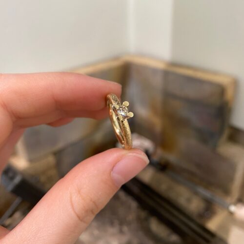 Mini guldring med brun diamant