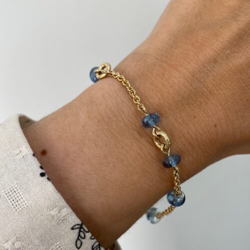 Bolchearmbånd med aquamariner