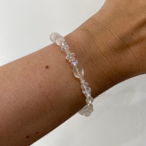 Armbånd med månesten