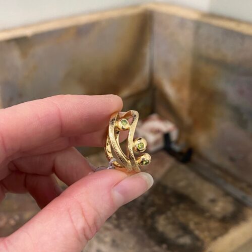 Guld ring med grønne diamanter