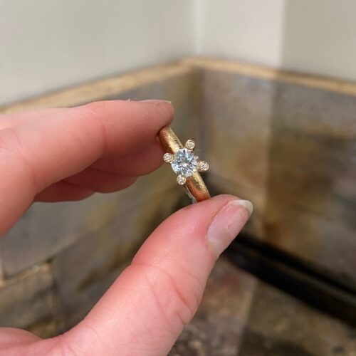 Mira Maja ring i guld (aquamarin)