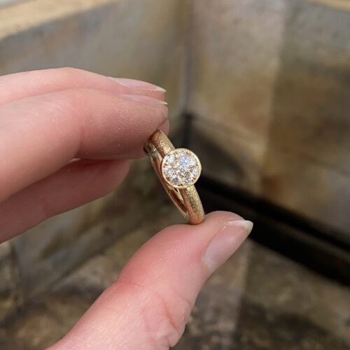 Mira Maja ring i guld med brillanter
