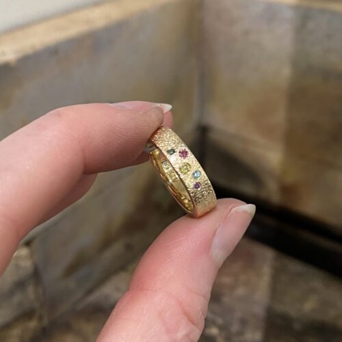 Guldring med diamanter