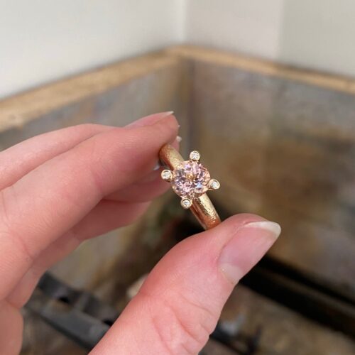 Mira Maja ring i guld (morganit)