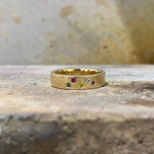 Guldring med diamanter