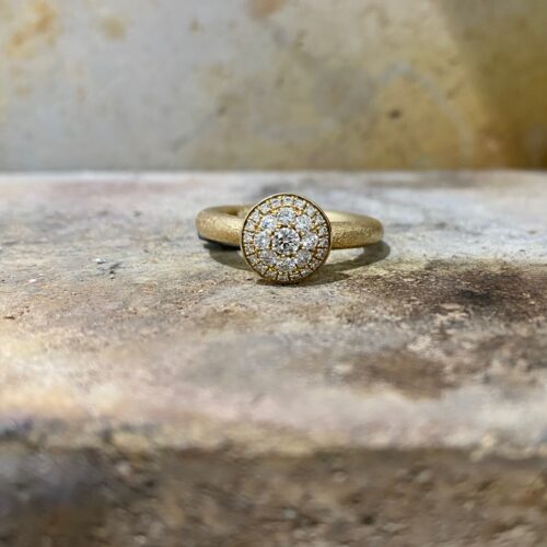 Mira Maja ring i guld med brillanter