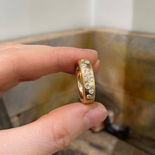Båndring med brillanter