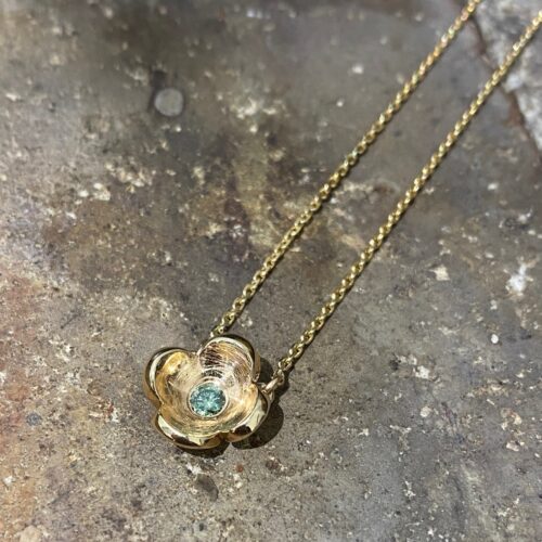Guldkæde med stor blomst og diamant