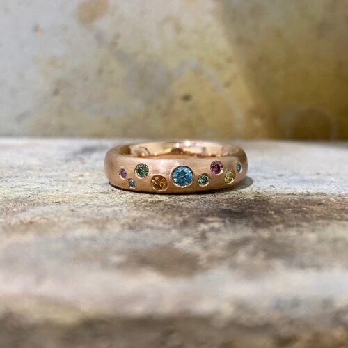 Båndring med farvede diamanter (rosa guld)